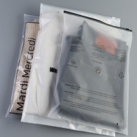 Sacs en polyéthylène transparents givrés personnalisés avec logo imprimé en gravure, couleur personnalisée, faible MOQ, étanches, de qualité alimentaire, avec fermeture éclair, pour vêtements