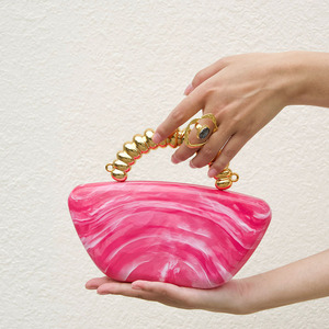 Bolso de mano de acrílico marmoleado estilo francés con asas de cuentas doradas y cierre magnético, que exuda una elegancia suave, refinada y minimalista para la noche. - Product Image 3