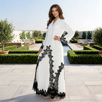 Abaya Modeste en Polyester à Col en V et Bordure en Dentelle Contraste Blanc et Noir, Longueur Cheville, Prête à l'Expédition, Collection Été 2026, Robe Musulmane de Dubaï