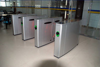 Torniquete de barrera oscilante vertical y delgada de acero inoxidable 304 con control de acceso, RFID y aviso por voz
