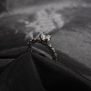 <span class=keywords><strong>Anello</strong></span> Solitario <span class=keywords><strong>di</strong></span> Lusso con Zirconia Cubica Taglio Cuscino, Fascia Eternity con Pavé Completo e Bordo Ondulato, <span class=keywords><strong>Anello</strong></span> <span class=keywords><strong>di</strong></span> Fidanzamento da Donna, Vendita all'Ingrosso - Product Image 4