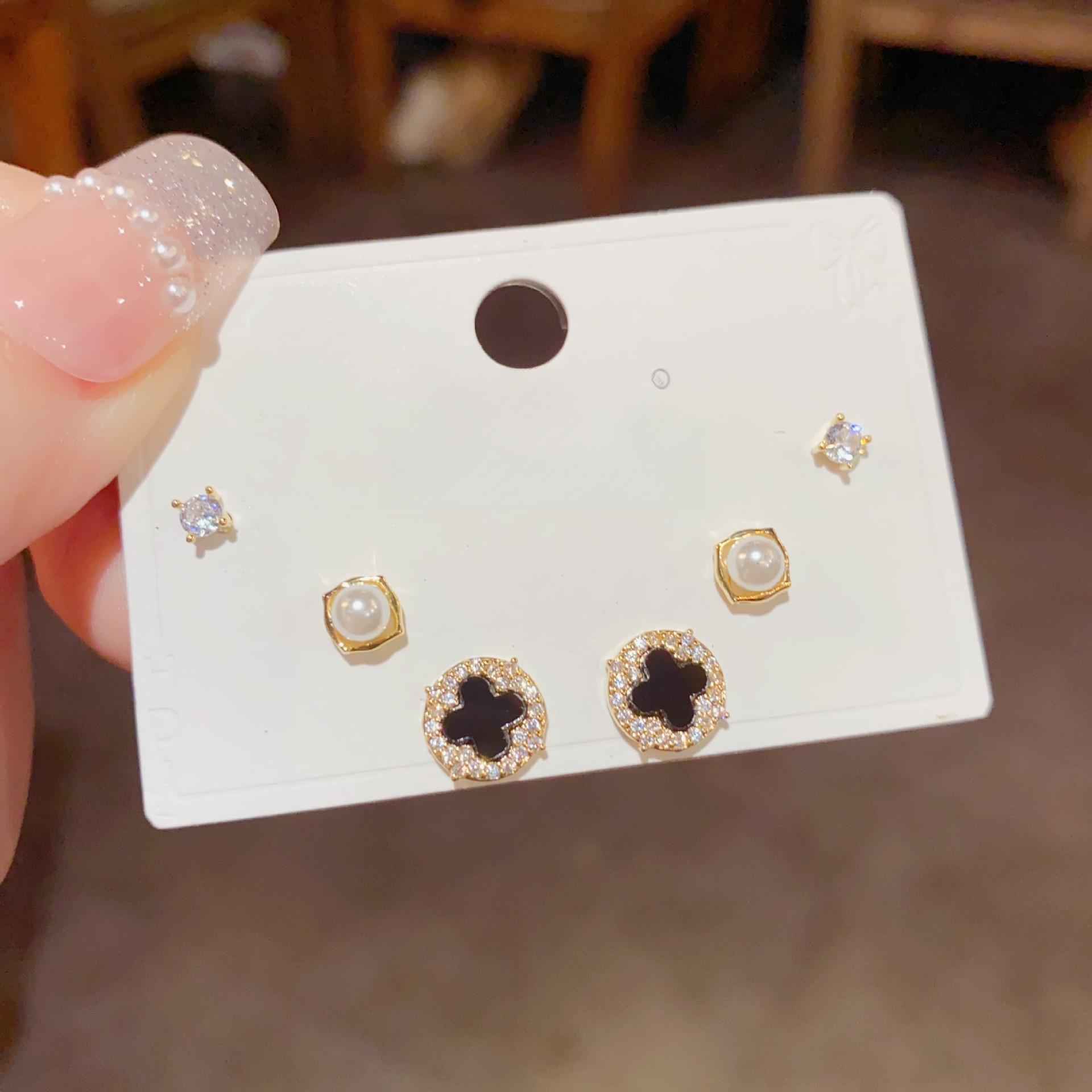49# Or - Boucles d'oreilles à tige en perles à quatre feuilles micropavées Combina