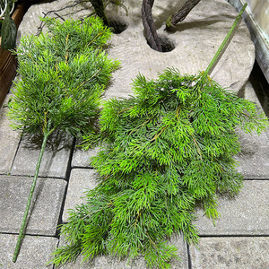 Ramas de árbol de Navidad ultra realistas de pino, ciprés, arborvitae y pino Kumara, con hojas y agujas de plástico artificial de primera calidad. - Product Image 2