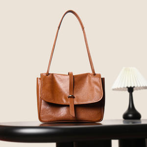 Sac fourre-tout bandoulière en cuir de vachette vintage fait main, imperméable, pour femme, avec fermeture personnalisée, véritable et tendance - Product Image 3