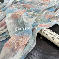 Tissu en mousseline de soie bleu poudré, broderie de branches et feuilles en fil d'or, semi-transparent, fluide, 100% polyester