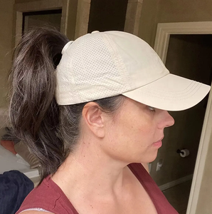 Gorra de béisbol ajustable con protección solar de secado rápido, visera de golf para correr atlético y senderismo con ranura para cola de caballo - Product Image 1