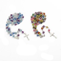 Chapelet de perles en plastique à motifs de roses colorées avec chaîne de ton argent Médaille de crucifix religieux Bijoux de dévotion catholique