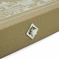 Boîte de présentation d'échantillons en cuir PU de qualité supérieure avec logo personnalisé, couvercle à charnière de style livre, poignée intégrée et panneau d'affichage d'informations sous le couvercle.