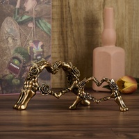 Figurine Cœur Main Squelette avec Rose, Statue Cœur Mains Crânes en Résine Gothique, Décoration de Chambre, Cadeau Romantique Saint-Valentin Anniversaire
