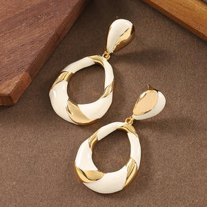 Boucles d'oreilles tendance style français, rétro vintage, en alliage, forme ovale géométrique irrégulière effet goutte d'huile, luxe léger, personnalité de niche, tige en argent - Product Image 2