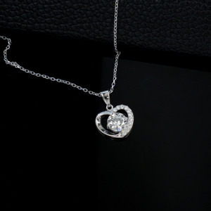 Collier romantique en forme de cœur avec halo de diamants de laboratoire, pendentif solitaire à taille ronde avec accents pavés en argent 925 - Product Image 2
