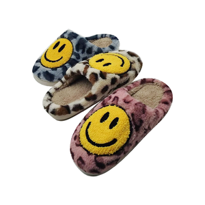 Venta al por mayor de Zapatillas de casa de espuma viscoelástica antideslizante de pana Shu para mujer, suela exterior de TPR con bordado de cara sonriente, piel de felpa - Product Image 4