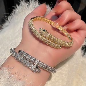 Bracelet croix rétro punk audacieux avec écailles de serpent et yeux verts réalistes, bijou tendance serpent yeux verts - Product Image 1