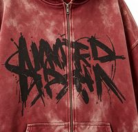 Sweat-shirt vintage rouge délavé à fermeture éclair, motif graffiti Kornit DTG à effets de pinceau, avec strass sur les épaules, style streetwear vieilli