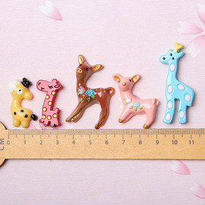 Miaobei Resina dos desenhos animados Girafa diy acessórios para o Natal Elk refrigerador etiqueta do telefone móvel caso acessório cartão enseada