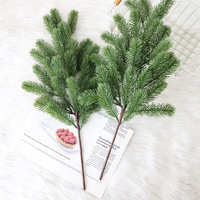 Guirlande de cèdre vert artificielle, branches de pin, pics de pin, aiguilles d'arbre pour couronne de Noël, décoration de la maison et du jardin