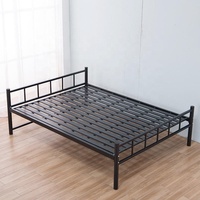 Cadre de lit double moderne réglable avec lattes en acier noir, écologique et durable pour appartement et usage domestique