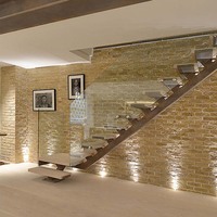 Escalier droit intérieur bois/acier avec garde-corps et balustrade en verre trempé pour petite maison et appartement