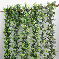 Handgemaakte, realistische kunstbloemen van zijde: rozen, pioenrozen en hortensia's, groene planten voor bruiloft, thuisdecoratie en achtergrond.