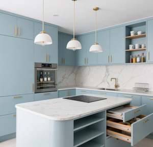 Armoires de cuisine modulaires en forme de L SANTOPOVA bleu clair avec dosseret en marbre et quincaillerie dorée - Product Image 5