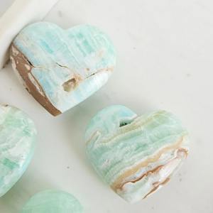 Cœur en calcite verte de haute qualité, artisanat en cristal naturel, calcite des Caraïbes pour la décoration de mariage et les cadeaux - Product Image 1