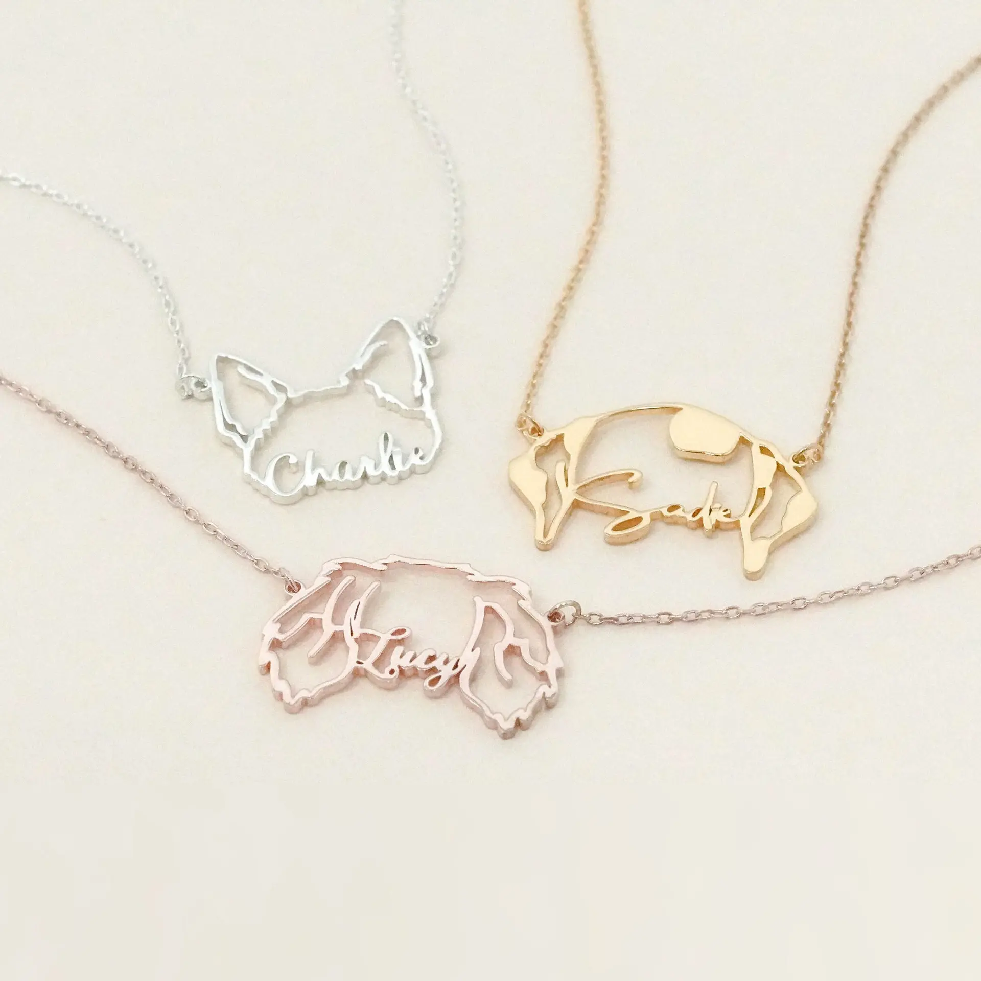 Colliers de bijoux de mode: Collier de nom de coeur plaqué or de l'acier inoxydable 18K collier personnalisé d'empreinte de patte d'os de chien personnalisé