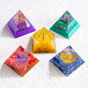 Vente en gros d'objets artisanaux en cristal, copeaux de cristal, ornement en pyramide en résine, cadeau pour le <span class=keywords><strong>yoga</strong></span> <span class=keywords><strong>et</strong></span> la méditation, guérison Reiki, décoration intérieure - Product Image 3