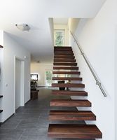 Escalier intérieur sur mesure de style standard avec marches en bois flottantes droites