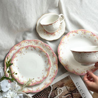 Service de vaisselle en porcelaine rose à motifs floraux baroques en relief, tasses à café et assiettes en céramique pour mariage