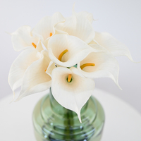 Bouquet de lys calla blancs effet naturel, 10 têtes avec tiges vertes pour décoration de mariage, fête ou cérémonie religieuse