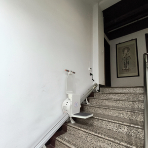 Elevador de Escaleras Recto para Interiores y Exteriores - Ayuda de Movilidad para Personas Mayores y con Discapacidad para Uso Doméstico - Product Image 4