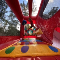 Structure gonflable combinée pour enfants, thème Station de pompiers, avec trampoline, toboggan et zone de rebond, en PVC blanc