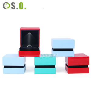 Caja de luz LED de plástico con logotipo personalizado al por mayor, en rojo y azul, para anillos, colgantes, pulseras, brazaletes, collares y joyas. - Product Image 3