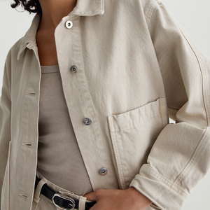 OEM/ODM Personalizado, Pantalones Cortos Vaqueros Deslavados para Mujer en Algodón - Bolsillos de Parche Extra Grandes, Detalles de Pliegues - Product Image 1