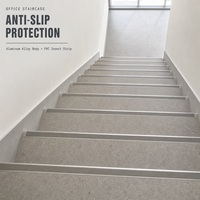 Protection de bord de marche antidérapante en alliage d'aluminium de 40 mm avec insert en PVC pour projets d'escaliers publics – Vente en gros