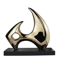 Sculpture abstraite de poisson en résine et marbre plaqué or, ornement d'art moderne avec base noire, fabriquée à la main pour la décoration de la maison/du bureau/de l'hôtel