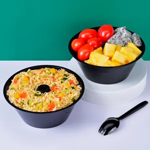 Une tasse de pot chaud épaissie jetable qui est populaire sur Internet et un bol en plastique pour la cuisson des légumes marinés dans le Kanto