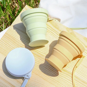 แก้วน้ำซิลิโคนพับได้แบบพกพา ปลอดสาร BPA เป็นมิตรกับสิ่งแวดล้อม ป้องกันการรั่วซึม พร้อมคาราไบเนอร์สำหรับเด็ก ใช้กับไมโครเวฟได้ รับผลิตตามสั่งขายส่ง - Product Image 2