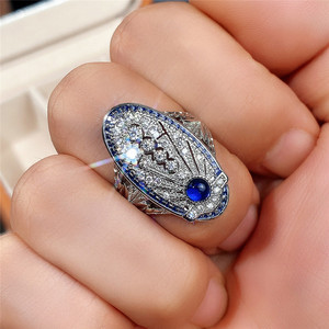 Anello Vintage Hollow Palace da donna con accenti in pietra blu reale, elegante gioiello da dito alla moda - Product Image 4