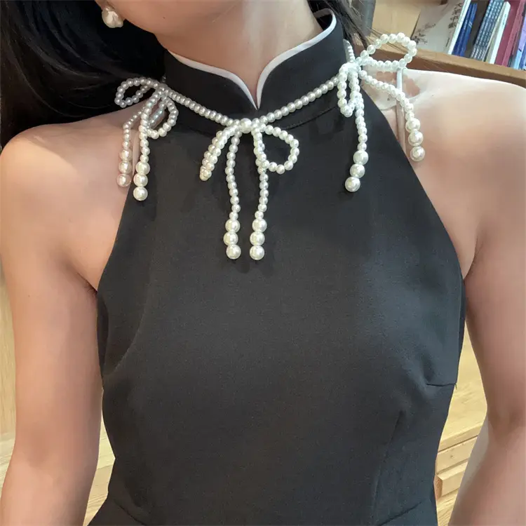 Collier de perles simulées élégantes vintage, collier ras du cou avec pendentif papillon en perles, bijoux de fête pour femmes et filles