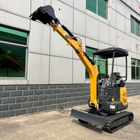 Mini-excavatrice multifonctionnelle avec accessoires marteau, tarière et râteau pour petits projets d'ingénierie