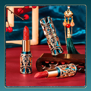Rouge à lèvres luxueux gaufré effet brume douce, végétalien, longue tenue, résistant à l'eau, gloss mat bicolore aux ingrédients minéraux - Product Image 4