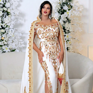 Robe Caftan de Mariage Traditionnelle Blanche avec Broderie Dorée et Cape pour Femme, Coupe Ajustée Longue et Élégante@2026 - Product Image 1