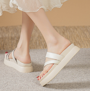 Nuevas Sandalias de Playa de Moda Versátiles para <span class=keywords><strong>Mujer</strong></span>, Estilo Influencer, de Una Sola Tira, de <span class=keywords><strong>Cuero</strong></span> con Suela Gruesa, Frescas y Cómodas - Product Image 5