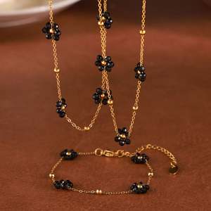 Nuevo Conjunto de Collar y Pulsera de Flor Margarita en Oro 18K, Cadena de Acero Inoxidable con Piedra Negra, Ideal para Aniversario - Product Image 4