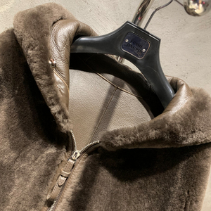 Cappotto Invernale da Donna con Cappuccio in Pelliccia Naturale di Agnello Marrone Scuro Cioccolato - Product Image 4