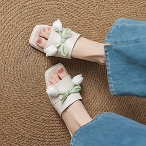 Sandalias de mujer estilo europeo de cuero suave con punta abierta, versátiles, con correa en el tobillo y diseño floral de Brogan. - Product Image 3