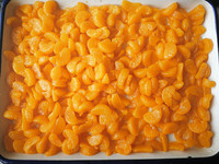 Les oranges en conserve de sirop de sucre léger frais en conserve sont vendues dans le monde entier, et les aliments en conserve populaires