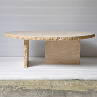 Table basse en travertin naturel de designer, table centrale irrégulière et organique pour hôtels, appartements et salons