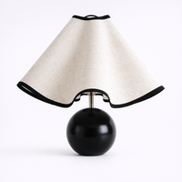 Retro Weiße Eschen-Kugel Metall Konischer Welliger Stoffschirm Netzschalter E27 Holz-Tischlampe für Zuhause Hotel Nachttisch und Beistelltisch